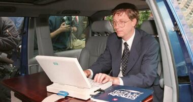 Celebrity Net Worth logo