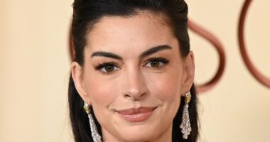 Anne Hathaway, 43, goes viral for taut face at Oscars