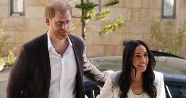 Australians demand Harry and Meghan pay for visit as signatures rise