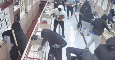 Brazen robbery crew storms California jewelry store, steals $1.7M in just 70 seconds: video