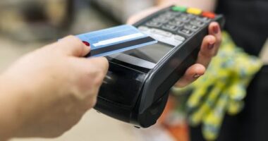 Card surcharge ban 'doesn't pass the pub test', AHA boss says