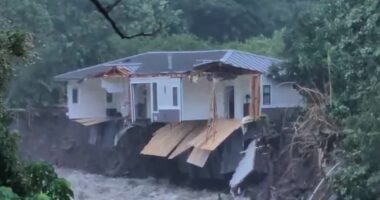 Elderly couple's dream Hawaii forever home destroyed by raging floods