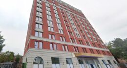 Enraged son slashes mom's home care attendant in NYC, jumps off roof to his death: sources