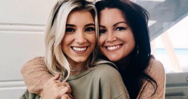 Internet star struggling to go on after mom died in private jet crash