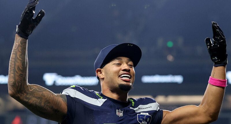 Celebrity Net Worth logo