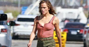 Jennifer Garner flexes her VERY buff arms on LA set of new film