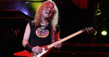 Celebrity Net Worth logo