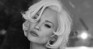 Kate Moss proves dazzles in glamorous old Hollywood EE72 photoshoot