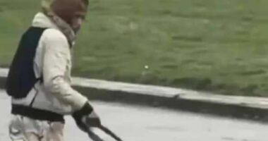 Knifeman seen brandishing two weapons in Edinburgh