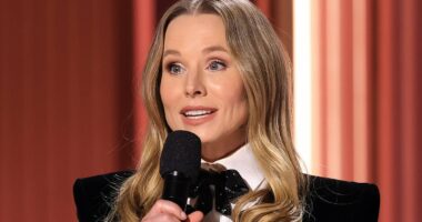 Kristen Bell stuns stars with 'cringe' musical number at Actor Awards