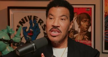 Lionel Richie blasts stars tiring of fans amid Chappell Roan drama