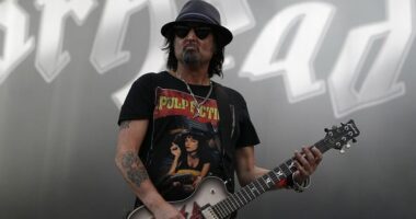 Celebrity Net Worth logo