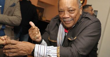 Celebrity Net Worth logo