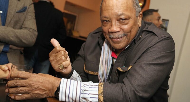 Celebrity Net Worth logo