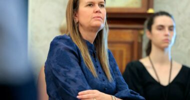 Sarah Huckabee Sanders flipped off, tossed out of Arkansas restaurant for supposedly making staff 'feel threatened'