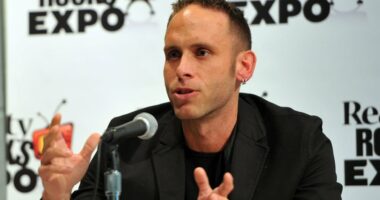 Celebrity Net Worth logo