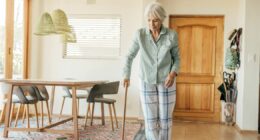 The 3 red flag symptoms when walking that could be sign of dementia