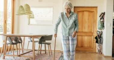 The 3 red flag symptoms when walking that could be sign of dementia