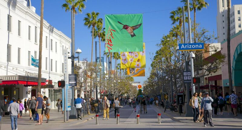 Tourists stunned by decline of once-glamorous California mall