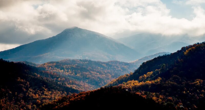 Woman dies after falling from 60-foot cliff along popular Smoky Mountains trail
