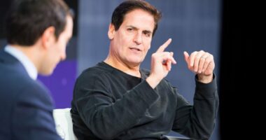 Celebrity Net Worth logo