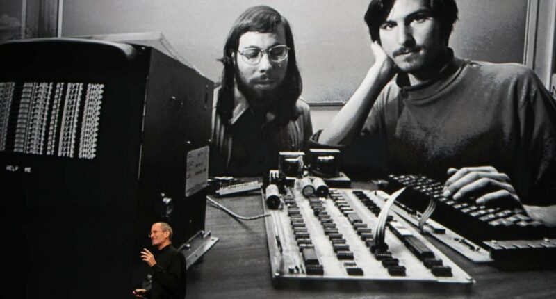 Celebrity Net Worth logo