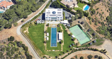 Celebrity Net Worth logo