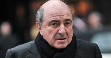 Celebrity Net Worth logo