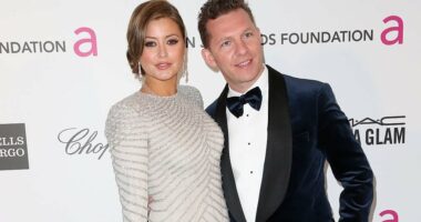 Celebrity Net Worth logo