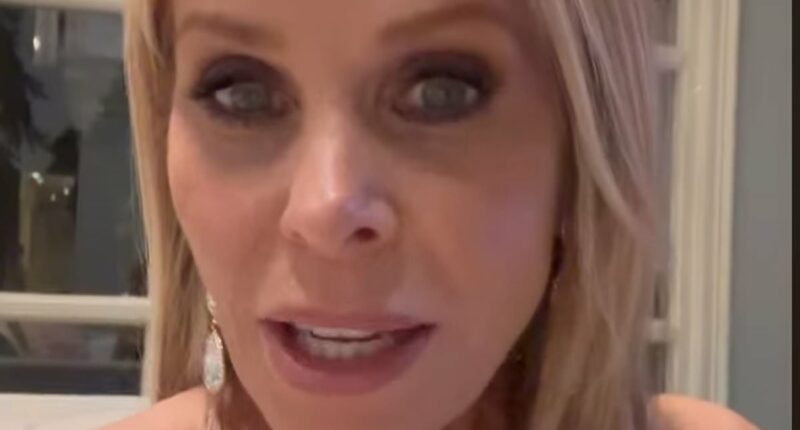 Cheryl Hines lifted over chairs at White House Correspondents' Dinner