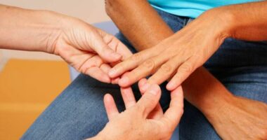 Fingernail warning sign could be early symptom of heart failure or liver disease