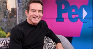 Celebrity Net Worth logo