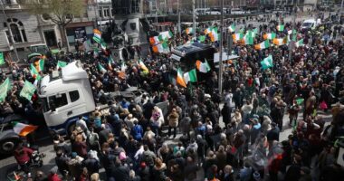 Fuel protester caught on camera threatening to  assault Simon Harris