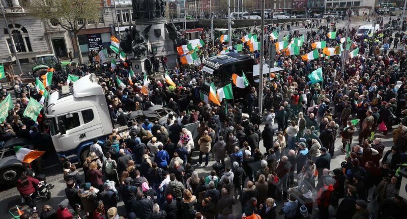Fuel protester caught on camera threatening to  assault Simon Harris