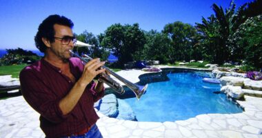 Celebrity Net Worth logo