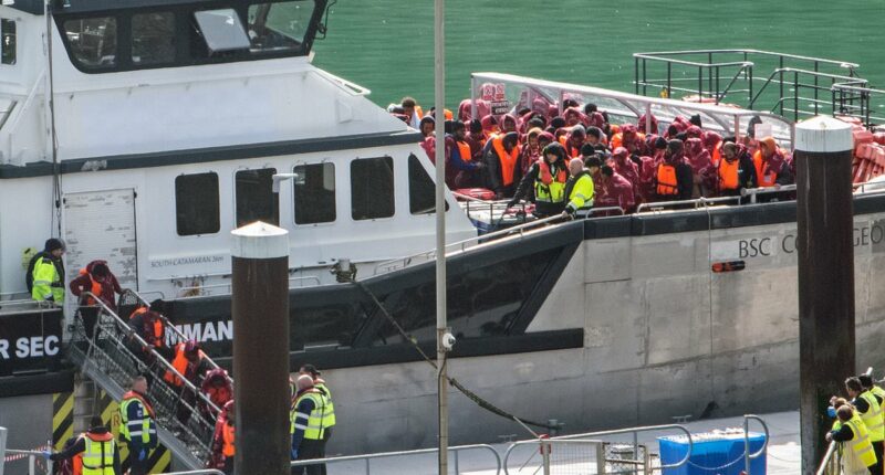 Hundreds of migrants arrive in Dover as crossings hit 6,000 this year