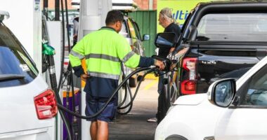 Long queues for petrol at a Sydney service station.