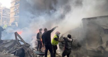 Iran closes Strait of Hormuz again, threatening ceasefire