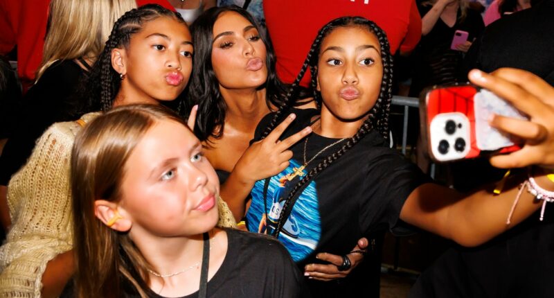 Celebrity Net Worth logo