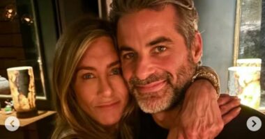 Jennifer Aniston and boyfriend Jim Curtis snuggle-up in selfie