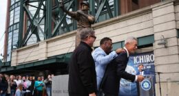 Mariners unveil statue to Hall of Famer... and it goes horribly wrong