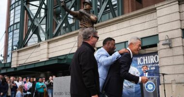 Mariners unveil statue to Hall of Famer... and it goes horribly wrong