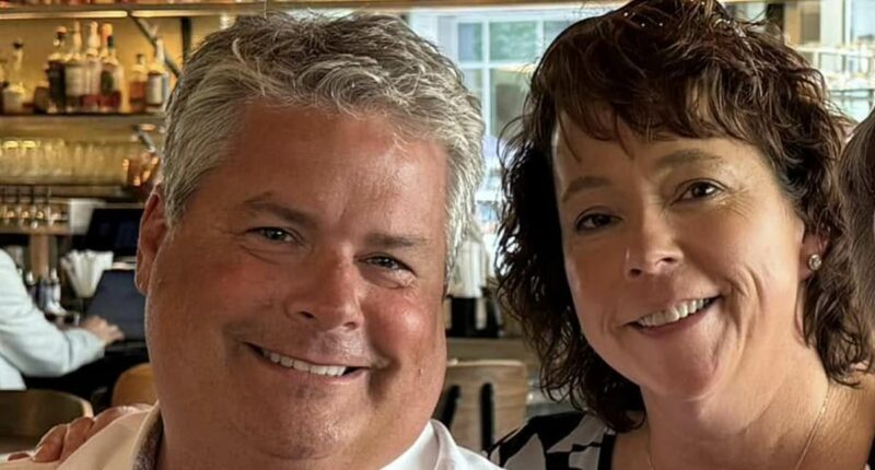 Married mayor WON'T resign after sneaking other woman into town hall