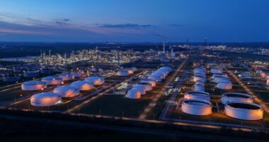 Oil mixed as Trump reaffirms deadline for striking Iran's power plants