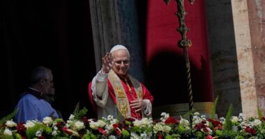 Pope Leo urges peace in first Easter Sunday Mass, skips naming wars in Urbi et Orbi