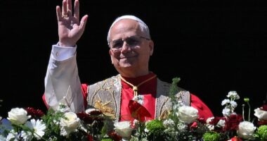 Pope uses Easter to urge 'Let those who have weapons lay them down'