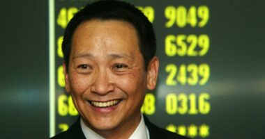 Celebrity Net Worth logo