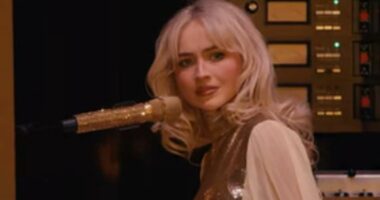 Sabrina Carpenter apologies for calling out Coachella fan's 'yodeling'