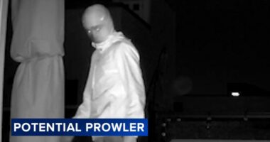 South Philadelphia, Pennsylvania neighbors alarmed after masked man seen on roofs overnight: 'I feel paranoid'