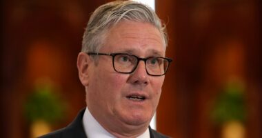 Starmer blasted for 'humiliating' Chagos U-turn as handover scrapped